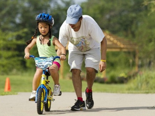 Lái xe đạp, bài học đầu tiên của cuộc đời Family1